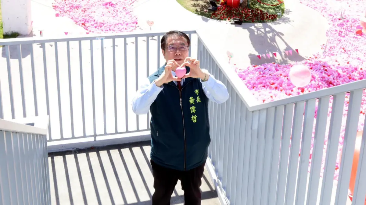 ▲台南市長黃偉哲為前經發局長陳凱凌圖利光電業者案出庭作證。（圖／翻攝臉書）