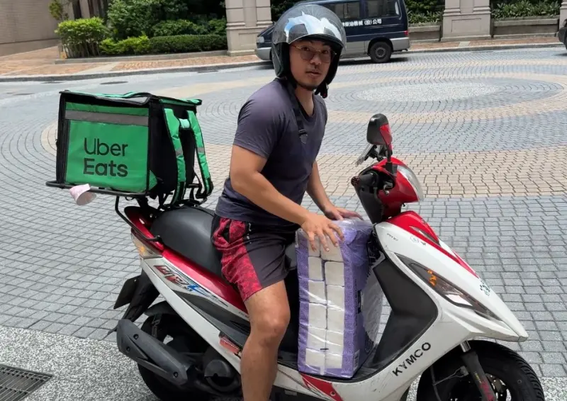 ▲今天開始Uber Eats就能買到好市多商品，實際採訪協助送單的司機簡先生，他透露如果商品複雜再加上對於好市多動線不熟悉，可能光是揀貨、排隊就要花上30分鐘。他直言，價格漂亮才會提高外送員接單意願。（圖／記者周淑萍攝）