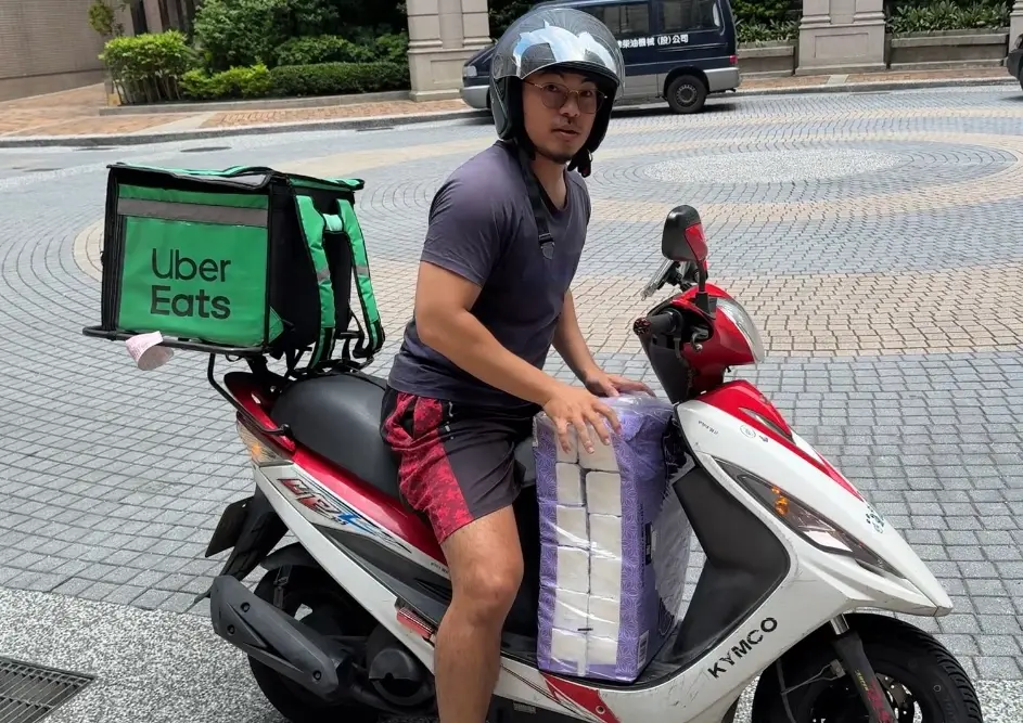 ▲今天開始Uber Eats就能買到好市多商品，實際採訪協助送單的司機簡先生，他透露如果商品複雜再加上對於好市多動線不熟悉，可能光是揀貨、排隊就要花上30分鐘。他直言，價格漂亮才會提高外送員接單意願。（圖／記者周淑萍攝）