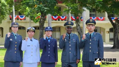 瑟菲爾(右2)陸軍軍官學校政治系外籍生,來自史瓦帝尼姆布魯齊步兵學校擔任交換學生 ▲瑟菲爾(右2)陸軍軍官學校政治系外籍生,來自史瓦帝尼姆布魯齊步兵學校擔任交換學生。(圖/記者莊全成攝,2025.06.26)