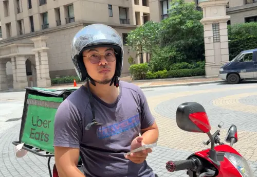 ▲今天開始Uber Eats就能買到好市多商品，實際採訪協助送單的司機簡先生，他透露如果商品複雜再加上對於好市多動線不熟悉，可能光是揀貨、排隊就要花上30分鐘。他直言，價格漂亮才會提高接單意願。（圖／記者周淑萍攝）