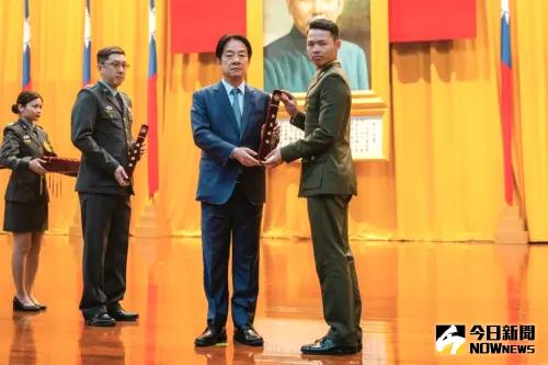 總統賴清德親頒實習旅長張怡仁畢業證書 ▲總統賴清德親頒實習旅長張怡仁畢業證書。(圖/記者莊全成攝,2025.06.26)
