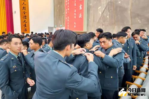 三軍八校院聯合畢典,畢業生互相幫忙掛階並互道恭喜 ▲三軍八校院聯合畢典,畢業生互相幫忙掛階並互道恭喜。(圖/記者莊全成攝,2025.06.26)