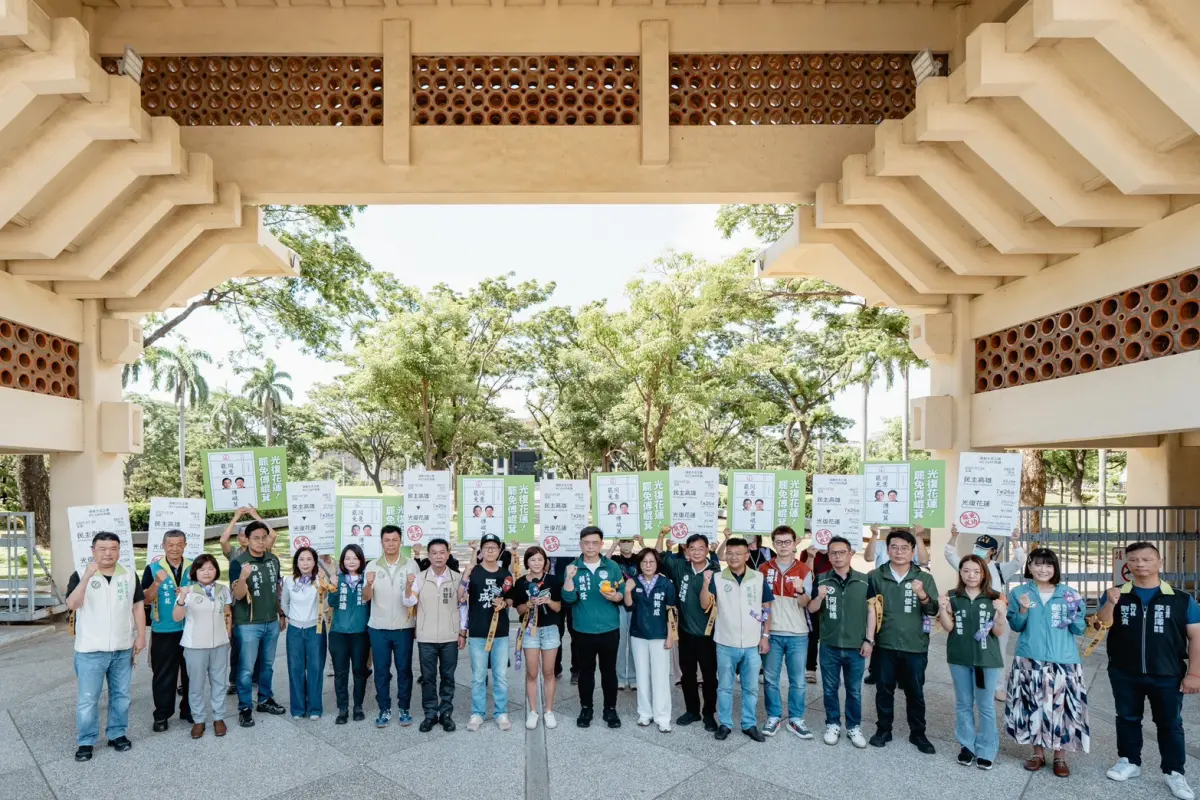 ▲為以實際行動支持這次的大罷免行動，民進黨高雄市黨公職與罷免志工再度攜手，今(26)日正式宣布「高雄挺花蓮、民主再出發」的聲援行動。(圖／Wecare高雄提供）