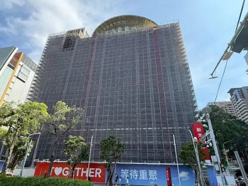 ▲新光三越台中店外設立看板「等待重聚」，外界好奇何時可以重聚。（圖／台中市政府提供，2025.06.26）