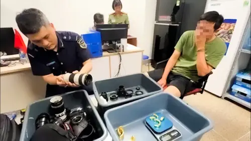▲越南河內「內排國際機場」(Noi Bai International Airport)海關人員25日破獲1起黃金走私案,1名台灣籍旅客將約2公斤、價值逾55億越南盾(約合新台幣625萬元)的黃金藏在4個相機鏡頭內,企圖闖關入境,但遭海關人員識破。(合成圖/翻攝自《VietNamNet》) ▲越南河內「內排國際機場」(Noi Bai International Airport)海關人員25日破獲1起黃金走私案,1名台灣籍旅客將約2公斤、價值逾55億越南盾(約合新台幣625萬元)的黃金藏在4個相機鏡頭內,企圖闖關入境,但遭海關人員識破。(合成圖/翻攝自《VietNamNet》)