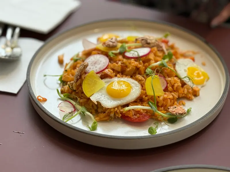 ▲位在大巨蛋對面、老字號國聯大飯店內有新餐廳「板石咖啡廳」，即日起正式開幕，6月30日至8月29日則推出平日限定的5款「板石午間套餐」，包含韓式泡菜炒飯等精緻的菜色。（圖／記者葉盛耀攝）