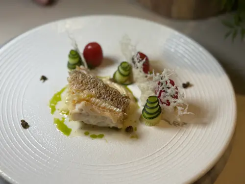 甘鯛立鱗燒是道考驗師傅功力的菜式,在「板石咖啡廳」融合西式料理元素。(圖/記者葉盛耀攝) ▲甘鯛立鱗燒是道考驗師傅功力的菜式,在「板石咖啡廳」融合西式料理元素。(圖/記者葉盛耀攝)