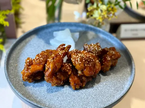 「板石咖啡廳」新開幕推優惠,兩人同行將送一份韓式炸雞。(圖/記者葉盛耀攝) ▲「板石咖啡廳」新開幕推優惠,兩人同行將送一份韓式炸雞。(圖/記者葉盛耀攝)