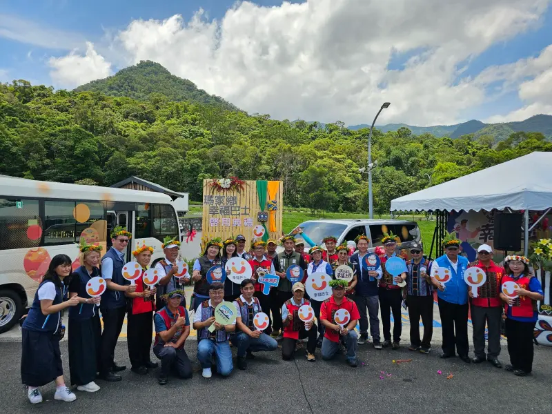 ▲強化原鄉接駁服務，在交通部補助下，瑪家鄉新購一輛8人座小客車並汰換一輛無障礙中型巴士。（圖／屏東縣府提供）