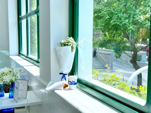 ▲花藝師巧手妝點清新花束，就像走在巴黎街頭。（圖／記者蕭涵云攝）