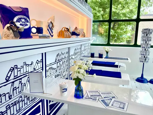 ▲藝術家以水彩或蠟筆繪製的肖像畫，還可現場完成裱框，記得與美美場景合影。（圖／記者蕭涵云攝）