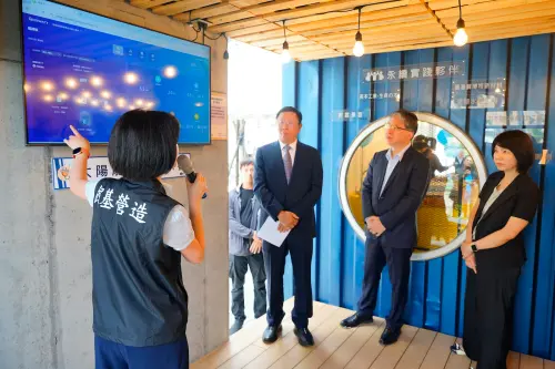 ▲貴賓於《永續工務所2》內參與導覽，了解低碳建材應用與營建工法創新成果。