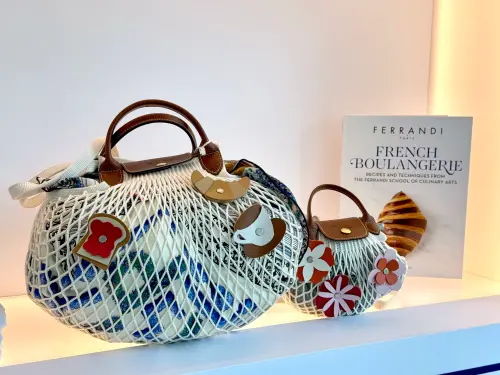 ▲購買Le Pliage Filet漁網包，可獲贈限定包釦。（圖／記者蕭涵云攝）