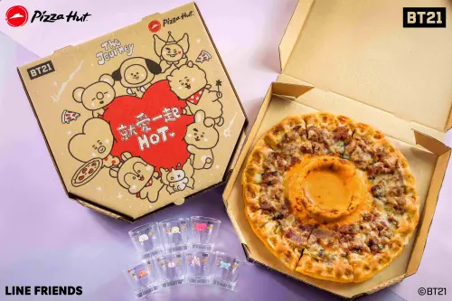 ▲必勝客最新攜手全球人氣宇宙明星BT21，推出超夢幻商品「BT21星空一口杯」7款；並回歸去年熱銷的「韓風醬烤雪花牛披薩」口味。（圖／必勝客提供）