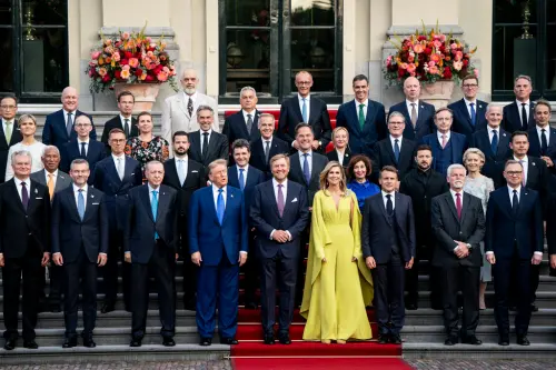 北約峰會本周於荷蘭舉行,荷蘭威廉-亞歷山大國王(King Willem-Alexander)與麥克西瑪王后(Queen Máxima)與各國領導人合影。(圖/美聯社/達志影像) ▲北約峰會本周於荷蘭舉行,荷蘭威廉-亞歷山大國王(King Willem-Alexander)與麥克西瑪王后(Queen Máxima)與各國領導人合影。(圖/美聯社/達志影像)