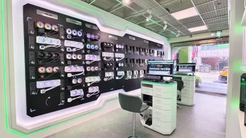 ▲彷彿太空艙的全新門市內裝，有如置身「COMPUTEX」、「大阪世博鋼彈館」的科技感。（圖／欣亞數位提供）
