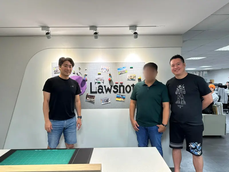 ▲Lawsnote創辦人謝復雅（左）年收143萬，但5年前婚姻生變，太太為了年收418元的運動教練選擇離婚。照片右邊是Lawsnote另一名創辦人郭榮彥。（圖／翻攝臉書）