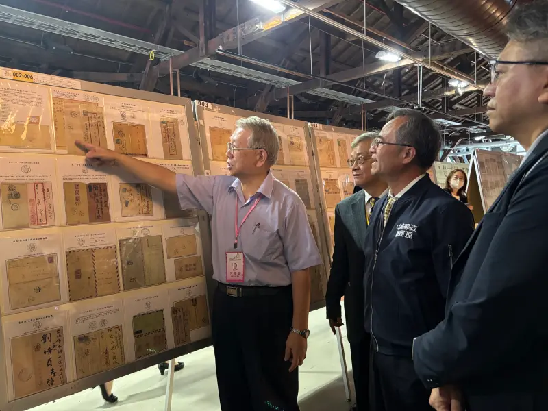 ▲集郵家何輝慶教授導覽「台灣戒嚴初期郵檢戳」展品，見證「為了國安，無所不在的郵件檢查」。（圖／記者金武鳳攝，2025.6.26)