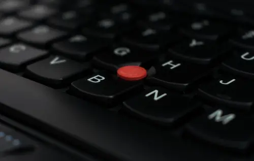 筆電鍵盤「多小紅點」有啥用途？廠商公布正解　眾讚：最偉大發明
