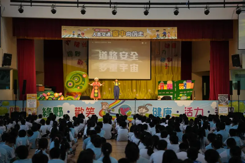 ▲台中市交通局今（26）日在軍功國小舉辦「台中市提升道路品質計畫2.0」起跑活動，透過戲劇宣導人本交通。（圖／市府提供）
