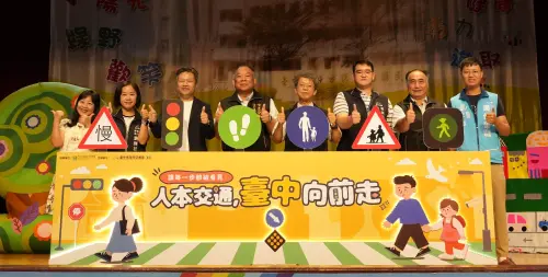 走入校園推動人本交通 中市戲劇、短片、建設成果三合一出擊 ▲台中交通局今(26日)在軍功國小舉辦「台中市提升道路品質計畫2.0」起跑活動,(圖/市府提供)