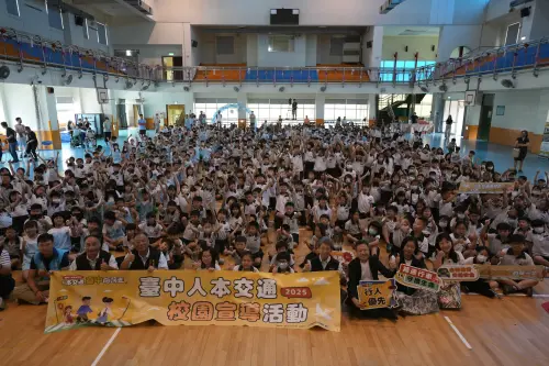 中市走入校園推動人本交通 戲劇、短片、建設成果三合一出擊 ▲交通局(26)日在軍功國小舉辦「台中市提升道路品質計畫2.0」起跑活動,深入校園推動人本交通。(圖/市府提供)