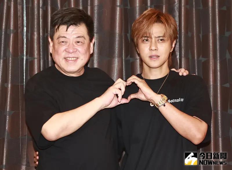 ▲資深媒體人孫德榮（左）與羅志祥（右）睽違25年破冰同台，稍早2人出席YouTube頻道「喬傑立帝國」發布會，分享道25年前首度見面的情景，孫德榮一看到羅志祥1張15歲的照片直呼「超土的，我那時候怎麼會覺得你來面試，怎麼會這麼不要臉！」（圖／記者葉政勳攝影）