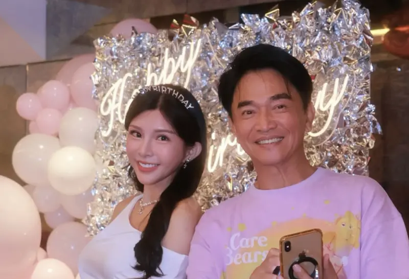 ▲藝人蘇心甯（左）日前舉行生日派對，她穿著挖空白色禮服並秀出姣好身材，綜藝大哥吳宗憲（右）親自到場送出價值5萬元厚禮，蘿莉塔連續4年送黃金飾品展現深厚情誼，玉兔、成語蕎更是都送上了精品愛馬仕。（圖／蘇心甯 IG）
