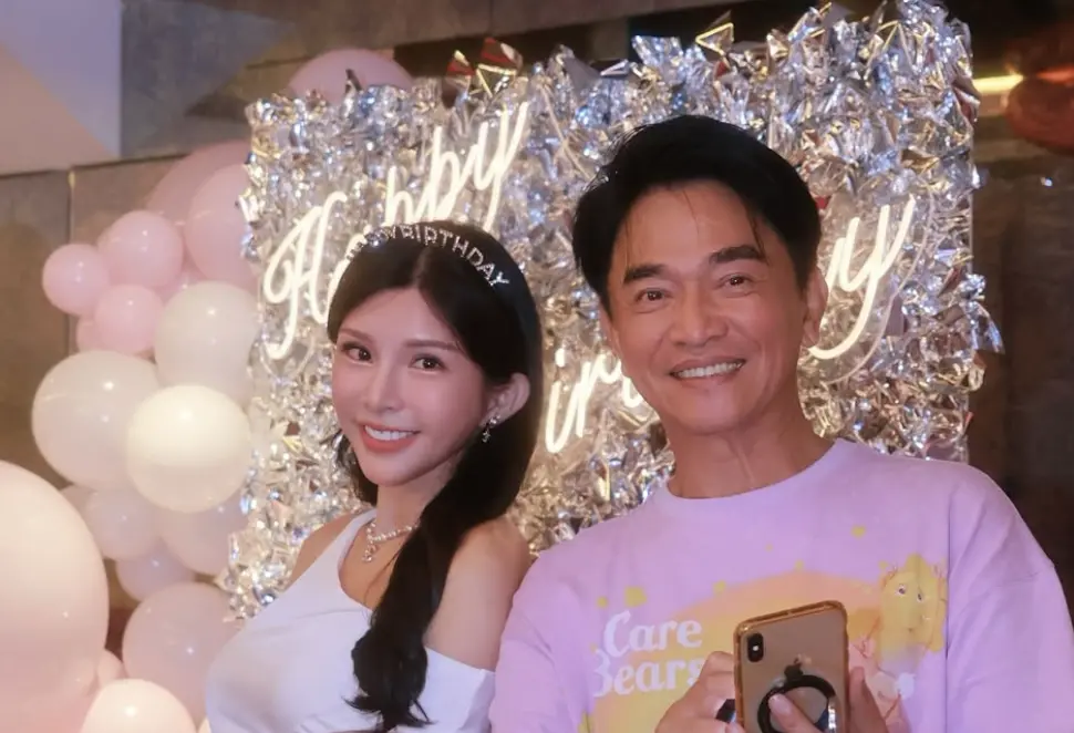 ▲藝人蘇心甯（左）日前舉行生日派對，她穿著挖空白色禮服並秀出姣好身材，綜藝大哥吳宗憲（右）親自到場送出價值5萬元厚禮，蘿莉塔連續4年送黃金飾品展現深厚情誼，玉兔、成語蕎更是都送上了精品愛馬仕。（圖／蘇心甯 IG）