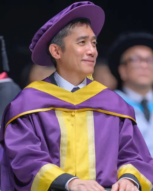 ▲梁朝偉不僅演技精湛,就連在搞笑方面也極具天賦,尤其在《射雕英雄傳之東成西就》中飾演歐陽鋒時的經典「香腸嘴」,更是至今眾多迷因會搭配的圖片。(圖/翻攝自梁朝偉IG) ▲梁朝偉不僅演技精湛,就連在搞笑方面也極具天賦,尤其在《射雕英雄傳之東成西就》中飾演歐陽鋒時的經典「香腸嘴」,更是至今眾多迷因會搭配的圖片。(圖/翻攝自梁朝偉IG)