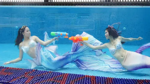 ▲今年暑假H2O Hotel 準備將泳池變身成水上樂園。更令人驚喜的是,神秘的美人魚將於指定時間現身,引領大小朋友參與水槍大戰,帶來最夢幻且刺激的互動體驗。(圖/H2O Hotel提供) ▲今年暑假H2O Hotel 準備將泳池變身成水上樂園。更令人驚喜的是,神秘的美人魚將於指定時間現身,引領大小朋友參與水槍大戰,帶來最夢幻且刺激的互動體驗。(圖/H2O Hotel提供)