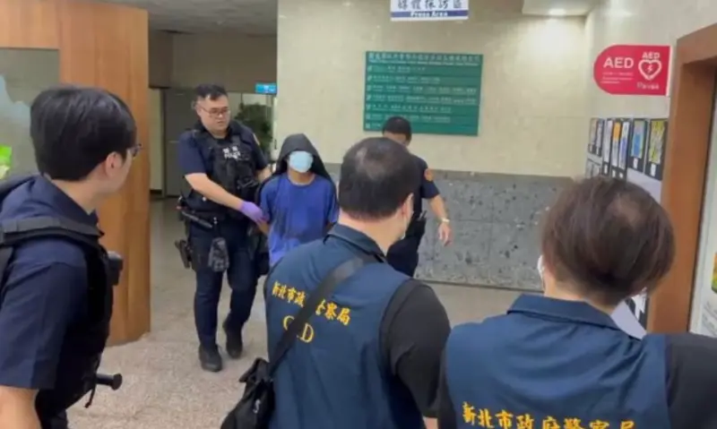 ▲ 新北市瑞芳區深澳26日傳出槍響，事發於一家水產行，一名蔡姓男子與水產行林姓員工疑有財務糾紛，因此持槍行兇。（圖／翻攝畫面）