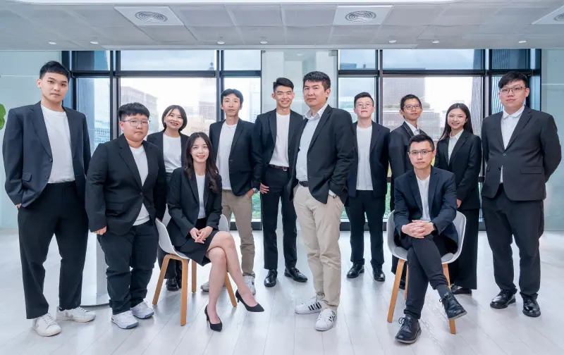 ▲信義房屋落實數據治理  榮獲創新商務獎最佳創新兩大獎肯定，圖為由信義房屋數位長王獻志（右起第六）所率相關獲獎團隊。（圖／信義房屋提供）