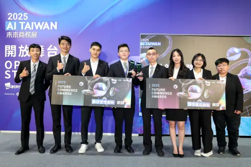 ▲信義房屋榮獲創新商務獎最佳產品創新銀獎及最佳管理創新銅獎，圖為得獎團隊，LINE 找屋平台開發團隊信義房屋網站運營管理部執行經理溫家政（右4）、AI數據共創平台開發團隊信義房屋AI應用發展部數據工程經理謝得威（左4）。（圖／信義房屋提供）