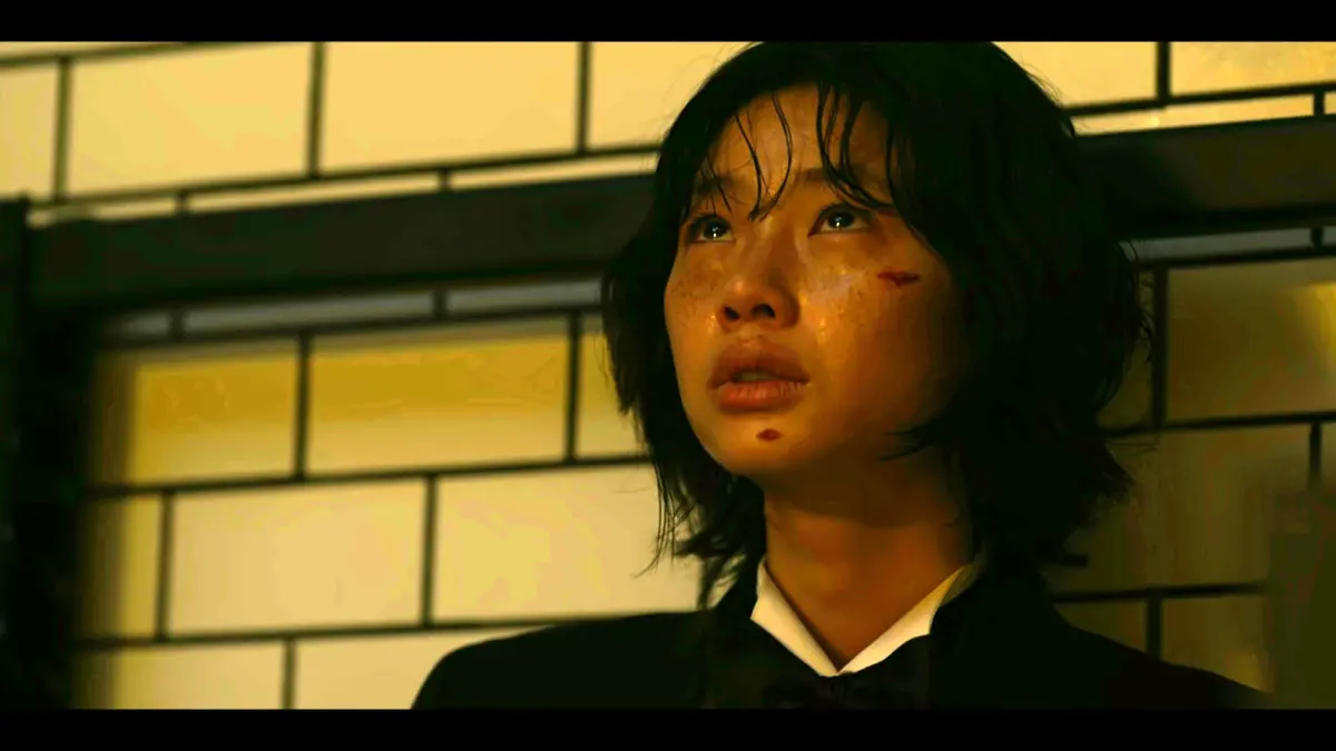 ▲在第一季飾演脫北者的鄭好娟（如圖），驚喜現身《魷魚遊戲3》出現在編號456成奇勳（李政宰 飾）的回憶中，畫面感人噴淚。（圖／Netflix《魷魚遊戲》第一季截圖）