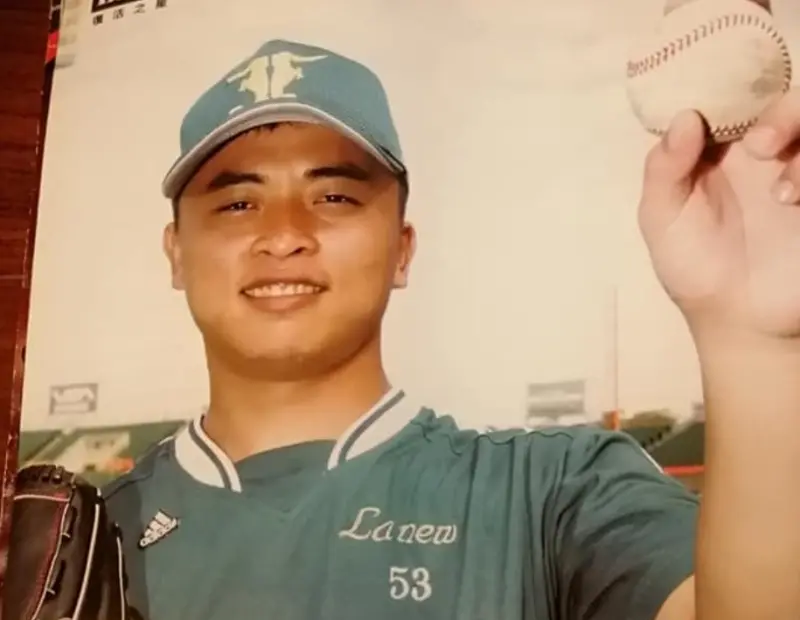 ▲前台灣旅日棒球好手吳偲佑，去年2月23日驟逝，享年41歲。他生涯大起大落，最終因假球案黯然退場。近期因藝人前妻蘇心甯（Lala）在節目中提及，這段遺憾的棒球人生再度浮上檯面。（圖／取自社群X）