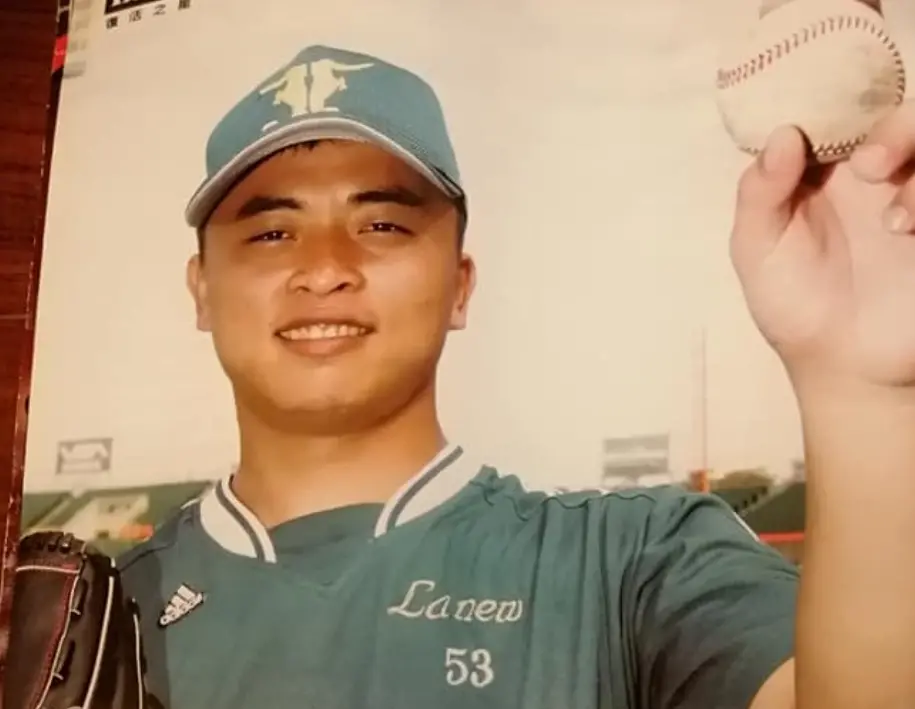 ▲前台灣旅日棒球好手吳偲佑，去年2月23日驟逝，享年41歲。他生涯大起大落，最終因假球案黯然退場。近期因藝人前妻蘇心甯（Lala）在節目中提及，這段遺憾的棒球人生再度浮上檯面。（圖／取自社群X）