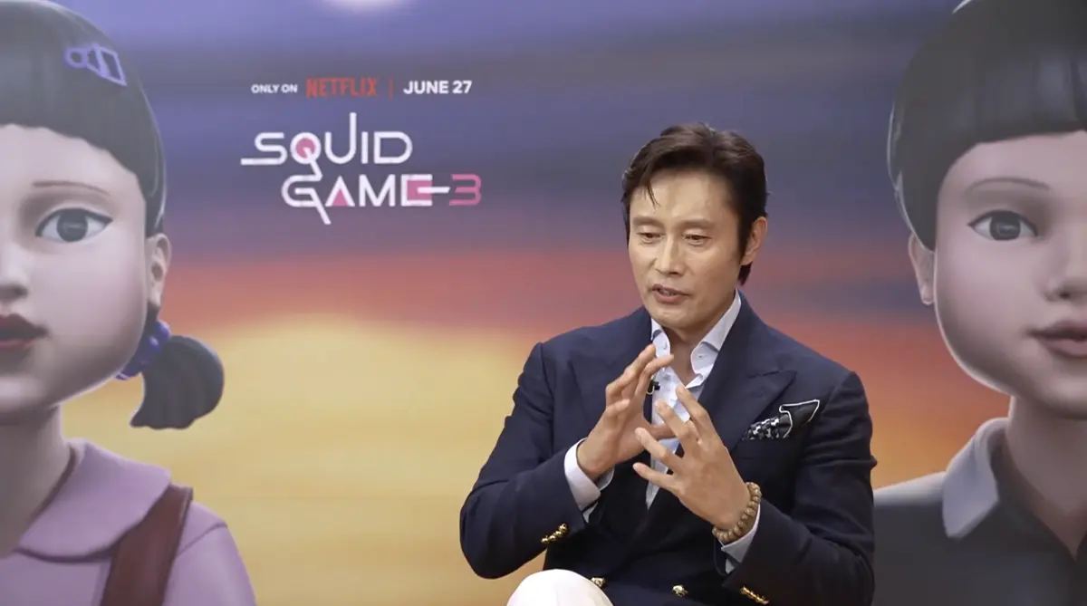 ▲李炳憲（又譯：李秉憲）在《魷魚遊戲3》飾演「遊戲負責人」，本季竟然出鬼點子，新增一名參賽者代替編號222出戰。（圖／Netflix）