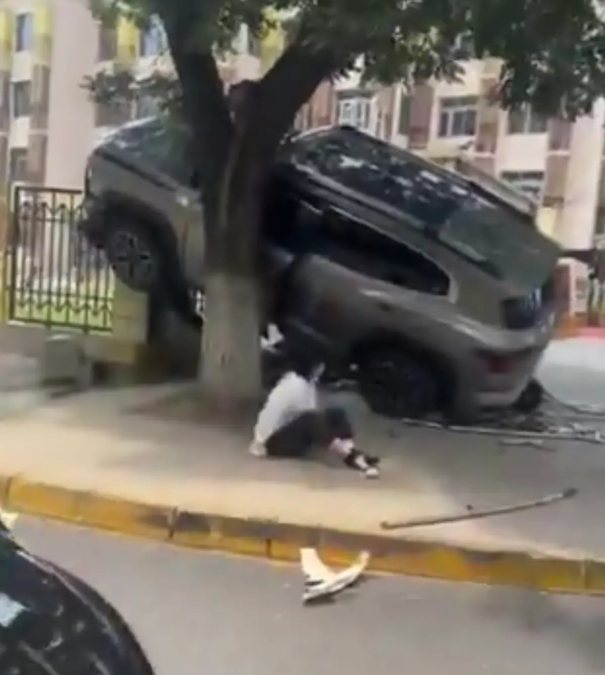 ▲ 中國北京市一所小學門口，一輛汽車突然衝撞小學生與家長，多人被撞飛。（圖／翻攝自X)