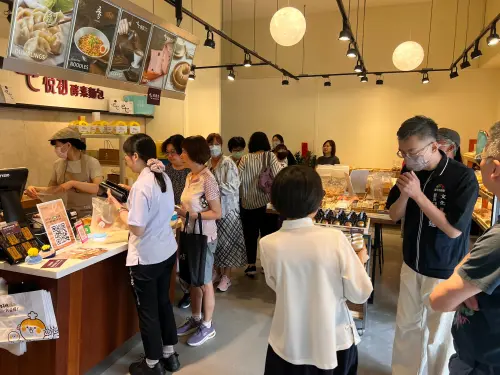 ▲楊明祥引「悅初」進駐大墩文化中心，今天開幕賓客雲集，（圖／業者提供）