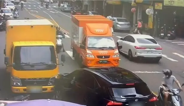 ▲ 事發於桃園市桃園區，一名74歲簡姓老翁26日下午駕車時，逆向撞上對面車輛。（團／翻攝畫面）