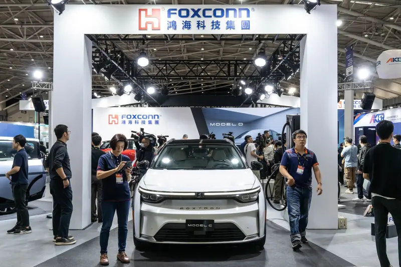 ▲產發署以鴻華開發的國產電動小客車Model C為例，自從2024年起量產上市，截至今（2025）年5月底累計8,796輛領牌上路，銷量直逼電動車龍頭Tesla Model Y，榮登台灣電動車銷售第二名。（圖／產發署提供）