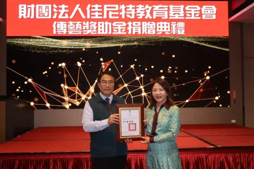 ▲自2017年起，佳尼特教育基金會，累計捐助金額已近千萬元。市長黃偉哲除頒發感謝狀，感謝基金會長年對藝陣文化傳承的貢獻。（圖／南市府提供）