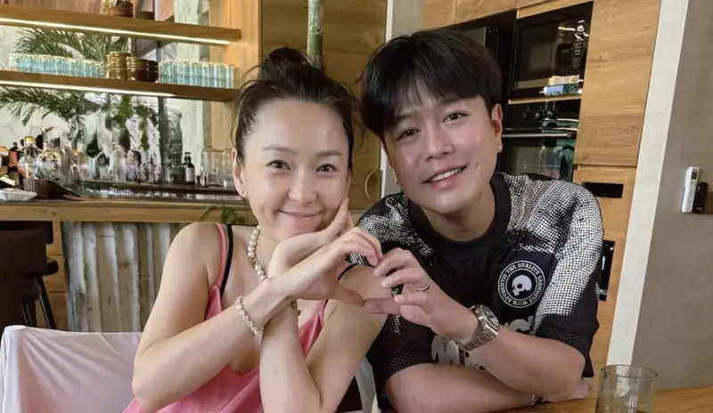 ▲藝人李易（右）和結婚14年六月（左）挺過去年的婚變風波，近日甜蜜共遊峇里島，讓粉絲大讚：「又相信愛情了！」（圖／ID leeyi527）