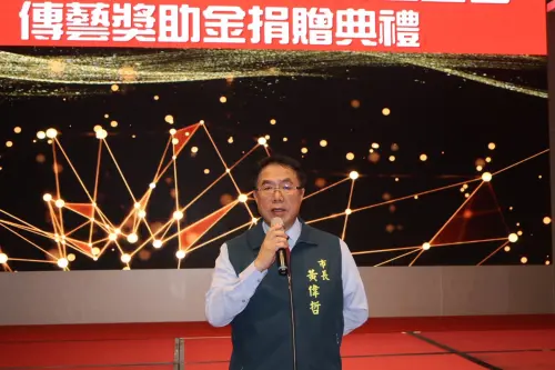 ▲黃偉哲表示，佳尼特教育基金會九年來秉持「飲水思源、回饋鄉里」的初心，積極投入偏鄉學校藝陣發展。（圖／南市府提供）