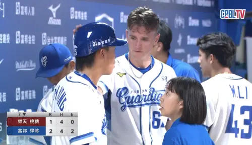 富邦悍將洋投布坎南,化解該局危機後,還特別叫上翻譯,一起去關心王念好。(圖/CPBLtv) ▲富邦悍將洋投布坎南,化解該局危機後,還特別叫上翻譯,一起去關心王念好。(圖/CPBLtv)