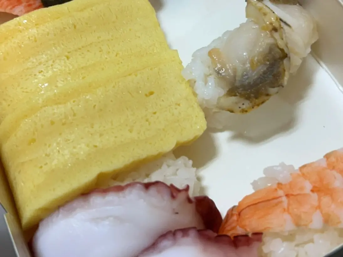 ▲民眾爆料，知名連鎖壽司外帶的扇貝壽司上，竟出現疑似蛆蟲在蠕動。（圖／翻攝臉書）