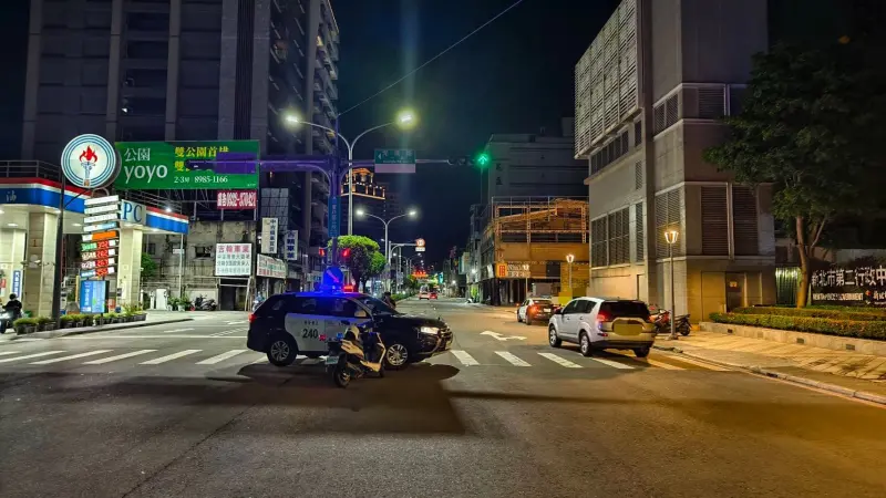 ▲三重一名64歲婦人過馬路遭闖紅燈機車撞死。（圖／翻攝畫面）