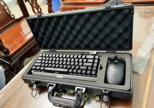 機場全面檢查後發現該黑色箱子內裝的只是一個電腦鍵盤和滑鼠。(圖/翻攝自河內機場臉書) ▲機場全面檢查後發現該黑色箱子內裝的只是一個電腦鍵盤和滑鼠。(圖/翻攝自河內機場臉書)